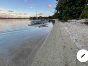 Les pieds dans l’eau à huahine. Maison climatisée